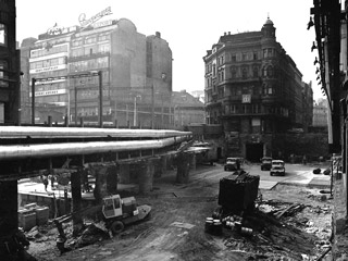 Podchod a domovní loubí u stanice metra Na Můstku (1968)