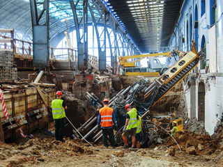 Stavební jámy pro výstavbu podchodů na Hlavním nádraží v Praze (2008)