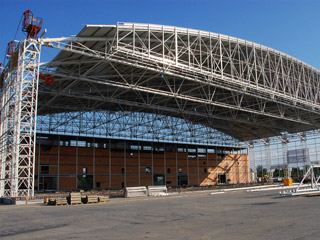 Ocelová konstrukce a opláštění hangáru v Mošnově (2008)