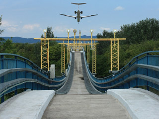 Most přes Malý Dunaj pro osvětlení vzletové a přistávací dráhy na letišti v Bratislavě (1982)
