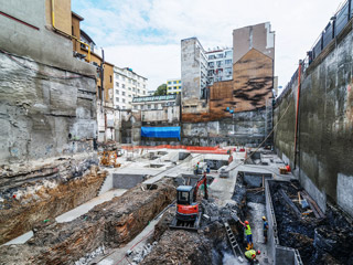 Stavební jáma na rohu Václavského náměstí a Opletalovy ulice v Praze (2018)