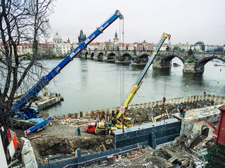 Stavba protipovodňového uzávěru, Čertovka na Malé Straně, Praha 1 (2004)