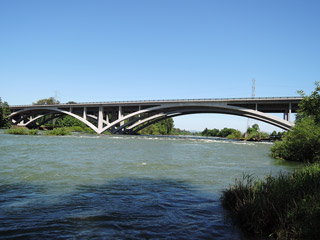 Dálniční most přes řeku Willamette, Eugene, Oregon, USA (2013)