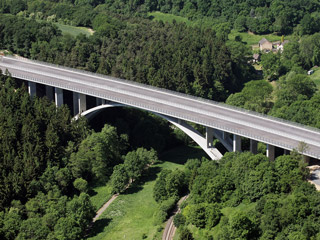 Most přes Oparenské údolí na D8